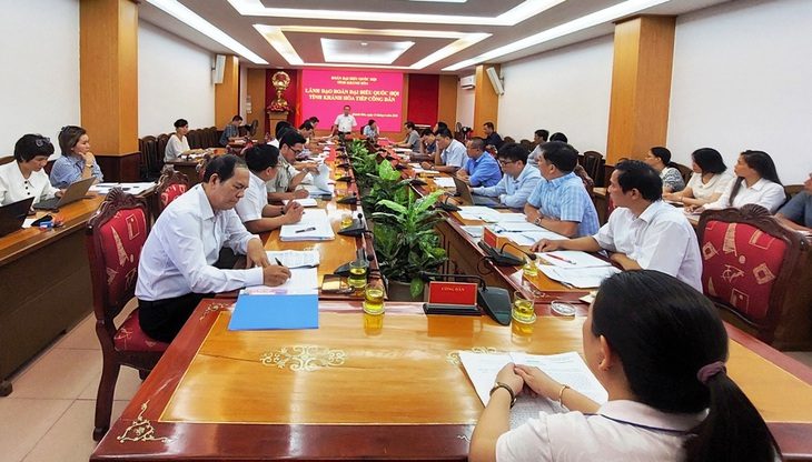 Đoàn đại biểu Quốc hội tỉnh Khánh Hòa cùng 18 cơ quan, ban ngành tiếp người dân thắng kiện nhưng không được thi hành án đúng pháp luật - Ảnh: PHAN SÔNG NGÂN