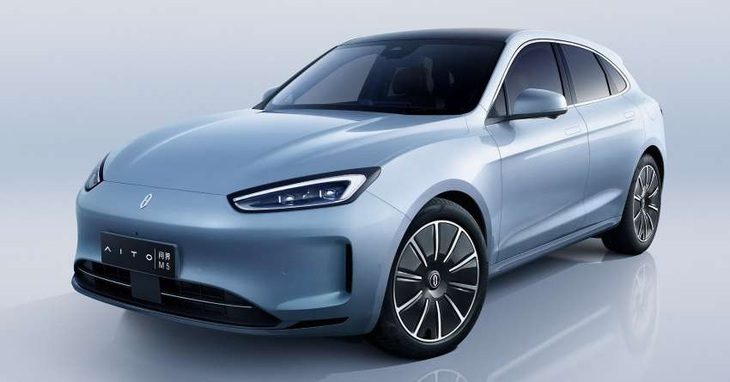 Chiếc xe thuần điện đầu tiên của Huawei: AITO M5 EV. Đây là bản chạy điện của Wenjie M5, cho phạm vi hoạt động lên tới 620km. Đối thủ của xe gồm Nio ET5, XPeng P7i, BYD Seal and Tesla Model 3 - Ảnh: Huawei