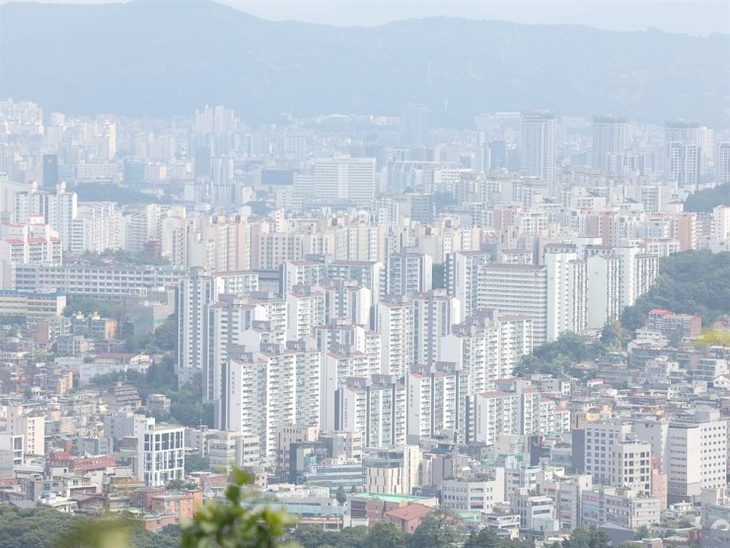 Các tòa nhà chung cư nhìn từ núi Nam ở Seoul - Ảnh: YONHAP